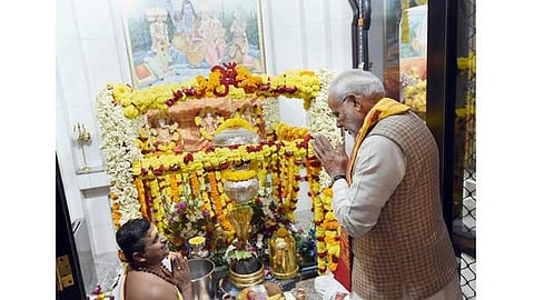 ஓமன் தலைநகர் மஸ்கட்டில் உள்ள சிவன் கோயிலில் திங்கள்கிழமை வழிபட்ட பிரதமர் மோடி.