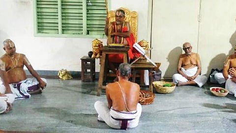 சுவாமி வேதாந்த தேசிகரின் 750-ஆவது ஜயந்தியையொட்டி அஹோபில மடத்தில் பாராயணம் செய்த 46-வது பட்டம் ஸ்ரீமத் அழகிய சிங்கர்.