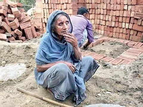 தனது 75 வயதில் பிச்சை எடுத்து கழிவறை கட்டும் பெண்மணி!