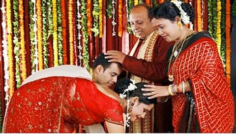 காலில் விழுவது வெறும் சம்பிரதாயம் மட்டுமல்ல..விஷயம் இருக்கு!