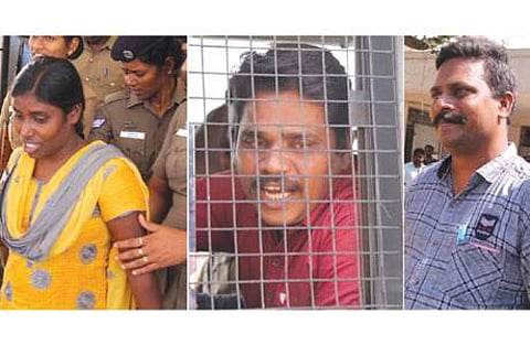 விசாரணைக்காக புதுக்கோட்டைக்கு வியாழக்கிழமை அழைத்துச் செல்லப்பட்ட நக்ஸலைட்டுகள்.