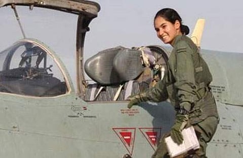 போர் விமானத்தை தனியாக இயக்கி பெண் விமானி சாதனை!