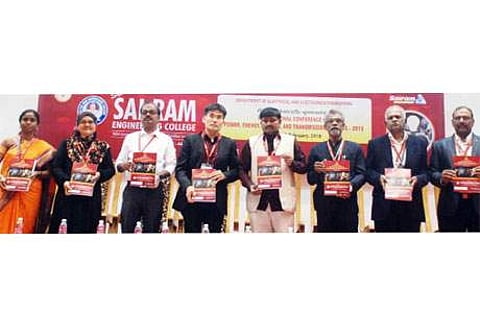 மேற்கு தாம்பரம் சாய்ராம் பொறியியல் கல்லூரி மின்னியல், மின்னணுவியல் துறை சார்பில் வியாழக்கிழமை நடைபெற்ற சர்வதேசக் கருத்தரங்க மலர் வெளியீட்டு விழாவில்பேராசிரியர் பொற்செல்வி,