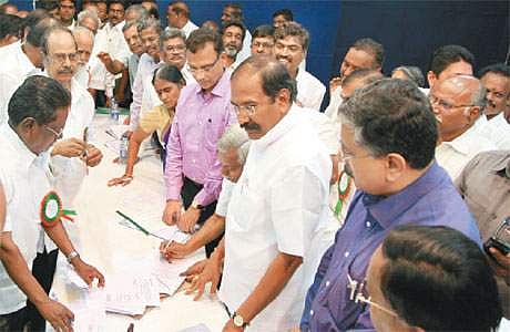 மின் துறை அமைச்சர் பி.தங்கமணி முன்னிலையில், தமிழ்நாடு மின் உற்பத்தி மற்றும் பகிர்மானக் கழக பணியாளர்களுக்கான ஊதிய உயர்வு தொடர்பாக தொழிற்சங்க தலைவர்களுடன் சென்னையில் வியாழக்கிழமை மேற்கொள்ளப்பட்ட ஒப்பந்த