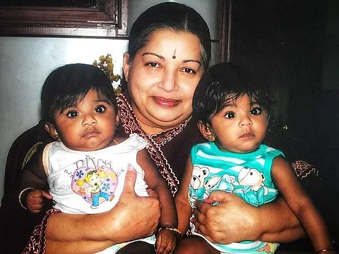 ஜெயலலிதாவுடன் யாரிந்த இரட்டைக் குழந்தைகள்? வைரலாகும் புகைப்படம்!