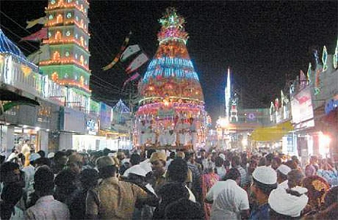 நாகூர் தர்கா அலங்கார வாசலுக்கு செவ்வாய்க்கிழமை அதிகாலை வந்தடைந்த சந்தனக் கூடு.