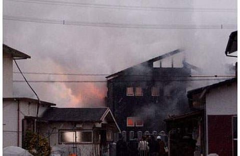 ஜப்பான் ராணுவ ஹெலிகாப்டர் குடியிருப்புகளின் மீது விழுந்ததில் கொழுந்து விட்டு எரியும் தீ.