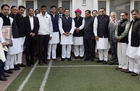 தில்லியில் திங்கள்கிழமை காங்கிரஸ் தலைவர் ராகுல் காந்தியை சந்தித்த ராஜஸ்தான் இடைத் தேர்தலில் வெற்றி பெற்ற காங்கிரஸ் எம்எல்ஏ, எம்.பி.க்கள் மற்றும் அந்த மாநில காங்கிரஸ் தலைவர்கள்.