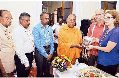 புதுச்சேரி பிரெஞ்சு ஆய்வு நிறுவனத்தில் திங்கள்கிழமை நடைபெற்ற நிகழ்ச்சியில் சமணர் தளங்கள் தொடர்பான டிவிடியை வெளியிடும் இசபெல்லா மர்குரே.
