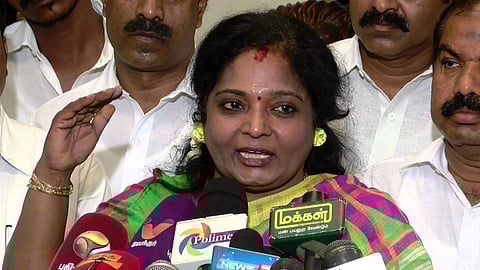 தினமும் வெளிநடப்பு செய்வதற்கு காரணங்களைத் தேடிக் கொண்டிருக்கிறார் ஸ்டாலின்: தமிழிசை கிண்டல்