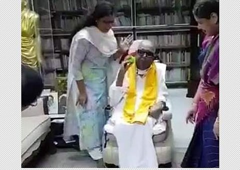 கொள்ளுப் பேரனுடன் கிரிக்கெட் விளையாடிய திமுக தலைவர் கருணாநிதி (விடியோ)