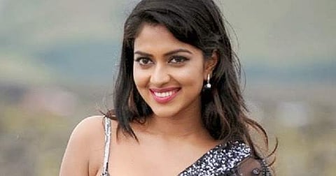 அமலா பால் நடிக்கும் 'அதோ அந்த பறவை போல' படத்தின் ஃபர்ஸ்ட் லுக் போஸ்டர் இதுதான்!