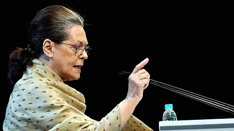 ஆர்டிஐ சட்டத்திருத்த திருத்த மசோதா மூலம் மக்களின் உரிமையை பறிக்க அரசு முயற்சி: சோனியா காந்தி