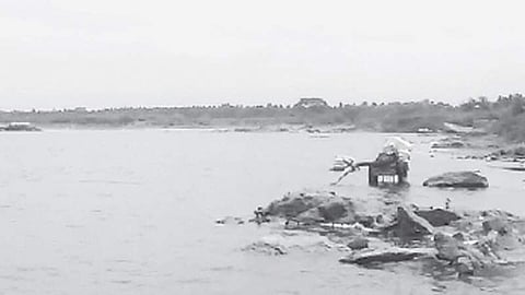 பரமத்திவேலூர் பகுதியில் காவிரியில் இருந்து டீசல் மோட்டார் மூலம் உறிஞ்சப்படும் தண்ணீர்.