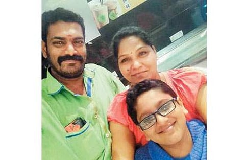 கொலை செய்யப்பட்ட சிறுவனுடன் தாய் - தந்தை.