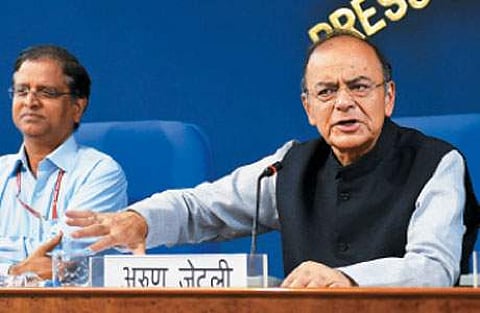 வெளிநாடு தப்பும் மோசடியாளர்களின் சொத்துகளைப் பறிமுதல் செய்ய வழிவகுக்கும் மசோதாவுக்கு ஒப்புதல் அளிக்கப்பட்டது குறித்து செய்தியாளர்களிடம் விளக்கும் நிதியமைச்சர் அருண் ஜேட்லி.