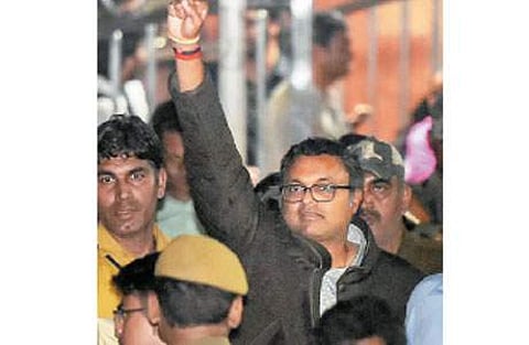 ஐஎன்எக்ஸ் மீடியா வழக்கில் தில்லி நீதிமன்றத்தில் ஆஜர்படுத்தப்பட்ட பின், சிபிஐ காவலுக்கு அழைத்துச் செல்லப்படும் கார்த்தி சிதம்பரம்.