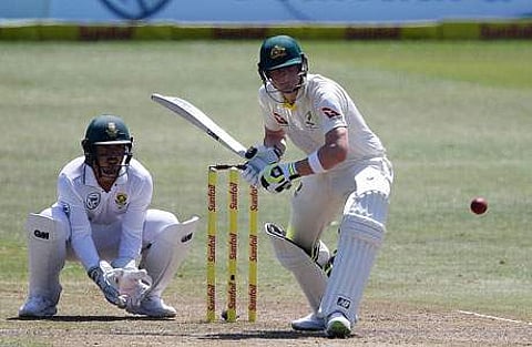 கேசவ் மஹராஜின் பந்தை எதிர்கொண்ட ஸ்மித்.