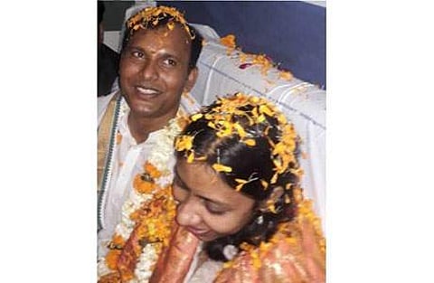 உத்தரப் பிரதேசத்தில் ஓடும் ரயிலில் திருமணம்: ஸ்ரீ ஸ்ரீ ரவிசங்கர் நடத்தி வைத்தார்