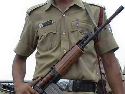 ஆயுதப்படை காவலர்கள் இருவர் சென்னை டிஜிபி அலுவலகத்தில் தீக்குளிக்க முயற்சி!