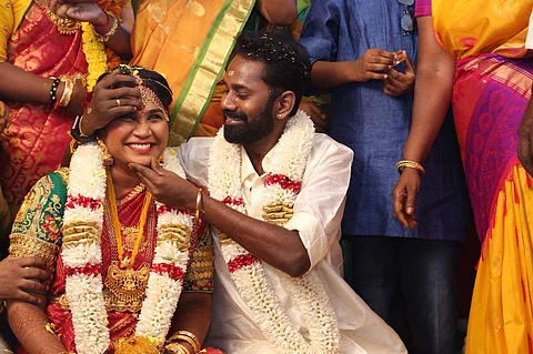 ஆர்ஜே நவலட்சுமியை மணமுடித்தார் நடிகர் ரமேஷ் திலக்! (படங்கள்)