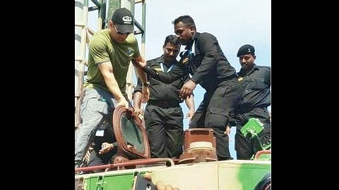 ராணுவ கண்காட்சியில் மகேந்திர சிங் தோனி!