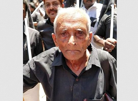 பிரதமருக்கு கருப்புக் கொடி போராட்டம்: தள்ளாத வயதில், தளராத தீரத்துடன் பங்கேற்ற ஹீரோ