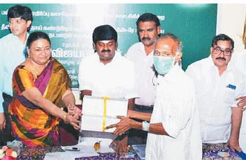 தாம்பரம் அரசு நெஞ்சக நோய் மருத்துவமனையில் செவ்வாய்க்கிழமை நடைபெற்ற நிகழ்ச்சியில் பன்மருந்து எதிர்ப்பு காசநோய்க்கான மாத்திரைகளை நோயாளிக்கு வழங்குகிறார் சுகாதாரத் துறை அமைச்சர் சி.விஜயபாஸ்கர்.