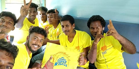 ஆயிரக்கணக்கான சிஎஸ்கே ரசிகர்களுடன் புணேவுக்குக் கிளம்பியது ‘விசில் போடு’ எக்ஸ்பிரஸ்! (படங்கள் & விடியோக்கள்)