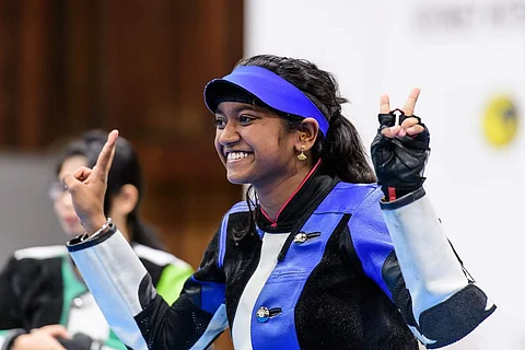 துப்பாக்கிச் சுடுதல் உலகக் கோப்பைப் போட்டியில் தங்கம் வென்ற தமிழ்ப் பெண் இளவேனில் | Elavenil Valarivan