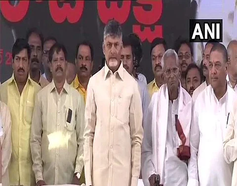 ஆந்திராவுக்கு சிறப்பு அந்தஸ்து அளிக்காத மத்திய அரசை கண்டித்து சந்திரபாபு நாயுடு உண்ணாவிரதம்!