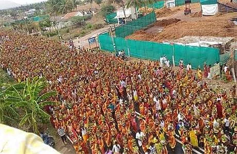 தாரமங்கலம் கைலாசநாதர் கோயில் கும்பாபிஷேக விழாவினையொட்டி, வியாழக்கிழமை நடைபெற்ற தீர்த்தக்குட ஊர்வலம்.