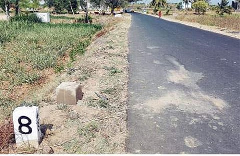 அரூர் -தீர்த்தமலை சாலையில் எம்.தாதம்பட்டி (முத்தானூர்) எனுமிடத்தில் கான்கிரீட்டால் அமைக்கப்பட்டுள்ள எல்லைக் கல்.