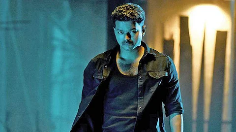 மாணவர்களுடன் பைக்கில் ஊர்வலம் போகும் விஜய்: இணையத்தில் வைரலான புகைப்படம்