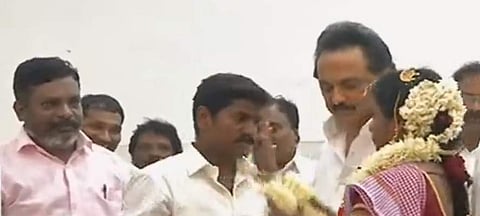போராட்டக்களத்தில் விசிக தொண்டருக்கு திருமணம் நடத்தி வைத்த மு.க.ஸ்டாலின்!
