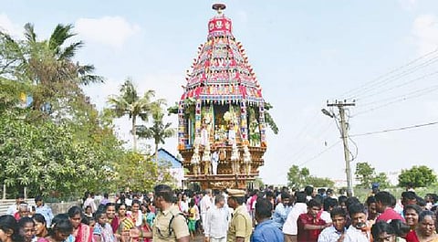 அருள்மிகு ரங்கநாத பெருமாள் கோயிலில் நடந்து வரும் பங்குனி திருவிழாவையொட்டி, ஞாயிற்றுக்கிழமை நடைபெற்ற திருத்தேரோட்டம்.