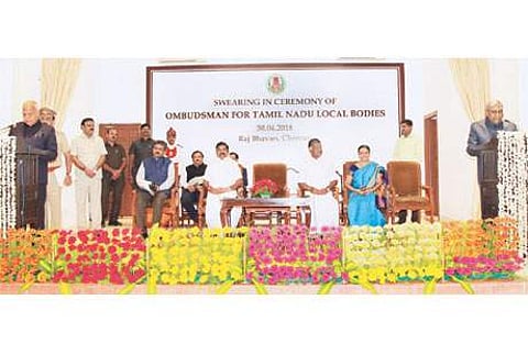 தமிழ்நாடு உள்ளாட்சி அமைப்புகள் முறைமன்ற நடுவராக சோ.அய்யருக்கு பதவிப்பிரமாணம் செய்து வைக்கிறார் ஆளுநர் பன்வாரிலால் புரோஹித். உடன் முதல்வர் எடப்பாடி கே.பழனிசாமி, துணை முதல்வர் ஓ.பன்னீர்செல்வம்,