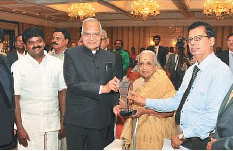 உலக தமிழ் வர்த்தக சபையின் சார்பில் திங்கள்கிழமை நடைபெற்ற விழாவில் அடையாறு புற்றுநோய் மருத்துவமனையின் தலைவர் டாக்டர் வி.சாந்தாவுக்கு வாழ்நாள் சாதனையாளர் விருதை வழங்குகிறார் தமிழக ஆளுநர் புரோஹித்.