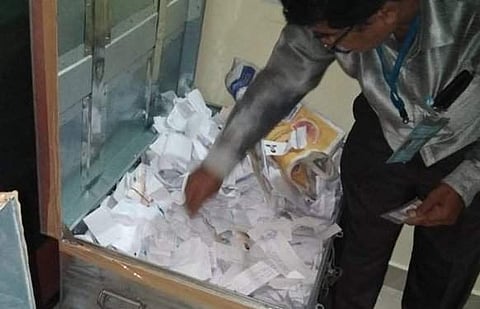 கர்நாடகாவில் பறிமுதல் செய்யப்பட்ட வாக்காளர் அடையாள அட்டைகள் போலி அல்ல: தேர்தல் ஆணையம்