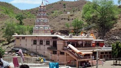 நாக்கை அறுத்து துர்க்கை அம்மனுக்குக் காணிக்கை கொடுத்த பெண் பக்தை