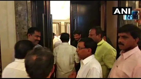 காங்கிரஸ் - மஜத கூட்டணி எம்எல்ஏ-க்கள் 12 பேர் காணவில்லை