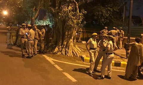 பாஜகவை ஆட்சியமைக்க ஆளுநர் அழைத்ததற்கு எதிர்ப்பு தெரிவித்து உச்சநீதிமன்றத்தில் காங்கிரஸ் மனு