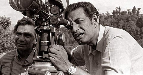 கவிஞர் ரவிந்திரநாத் தாகூரின் சிதைந்த கூடு சத்யஜித் ரேவின் 'சாருலதா’வாக எப்படி உருமாறியது? புனைவு எது, நிஜம் எது?