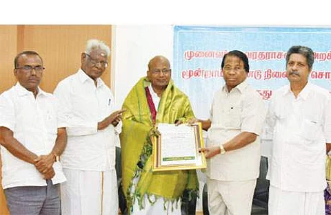 கவிஞர் ம.நாராயணனுக்கு மு.வ.விருது வழங்கிய விஐடி வேந்தர் ஜி.விசுவநாதன். உடன், சென்னைபல்கலைக்கழகத்தின் மொழித் துறை தலைவர் ய.மணிகண்டன், வேலூர் தமிழ்ச் சங்கச் செயலாளர் மு.சுகுமார்,