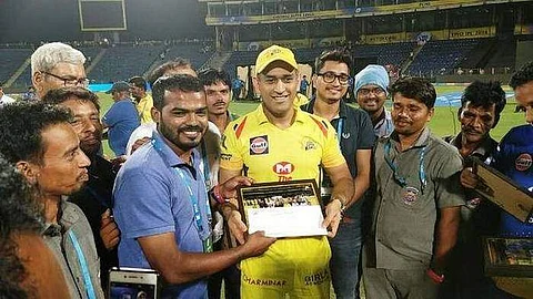 புணே ஆடுகள பராமரிப்பு ஊழியர்களுக்கு தோனி கொடுத்த 'இன்ப அதிர்ச்சி'