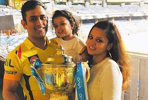 ஐபிஎல் கோப்பையை குடும்பத்துடன் ஏந்தி மகிழ்ந்த சிஎஸ்கே வீரர்கள்! (படங்கள்)