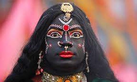 காளி வேஷமிட்ட நபரை கொடூரமாகத் தாக்கி கொலை செய்த இளைஞர்கள்!