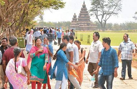 மாமல்லபுரம் கடற்கரை கோயில் பகுதியை சுற்றிப் பார்க்கும் சுற்றுலாப் பயணிகள்.