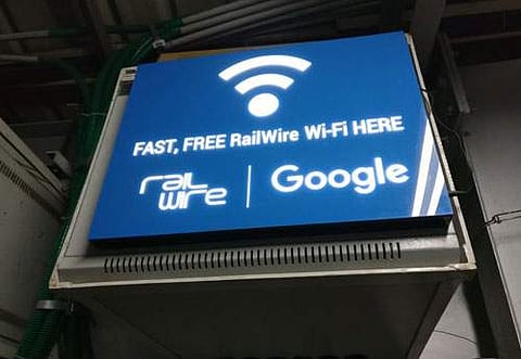 ரயில் நிலைய இலவச வைஃபையில் படித்து அரசு அதிகாரியாக அமரப்போகும் ரயில்வே கூலித் தொழிலாளி!