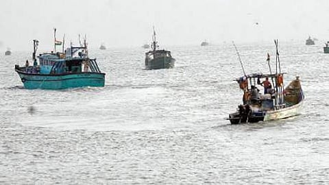 தூத்துக்குடி மீனவா்கள் கடலுக்குச் செல்ல தடை